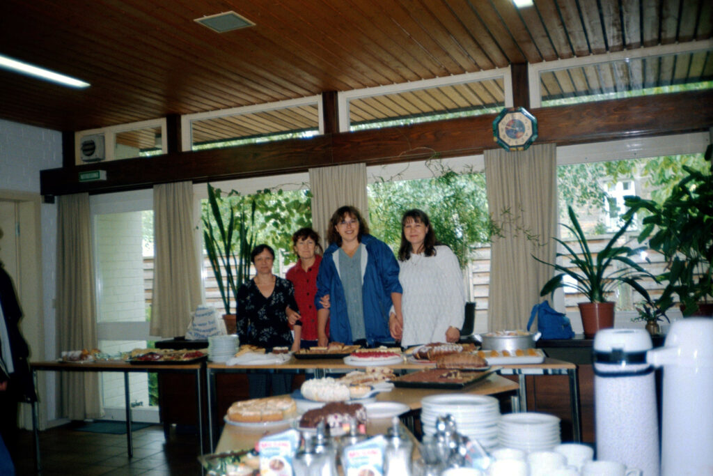 chorus e.v. sommerfest - vier frauen stehen und posieren in die kamera 416