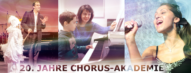 klavier, gesang, schauspiel braunschweig - ein junger mann zieht ein kostuemiertes kind an der schnur, eine dame sitzt neben einem jungen am klavier, eine junge frau singt in mikrofon 438