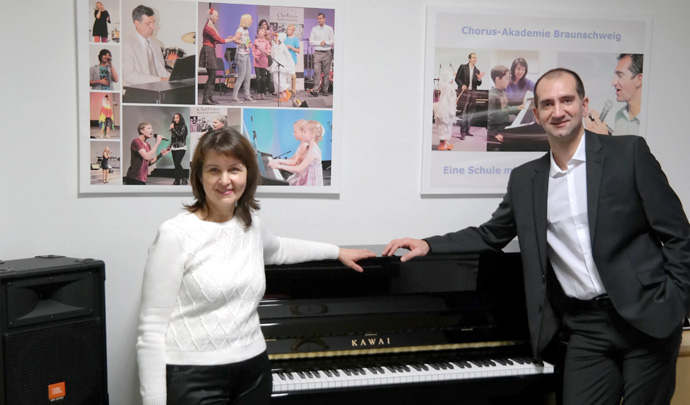 foerderung durch eckensberger stiftung - eine frau und ein mann legen ihre haende auf ein klavier 437