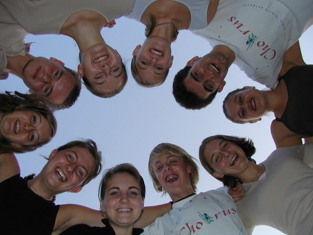 chorus-akademie team - eine gruppe von jugendlichen schaut nach unten 401