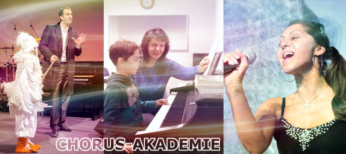 gesang, klavier, schauspiel - aufschrift chorus-akademie - junger mann mit einem kind verkleidet als ente, frau mit einem jungen am klavier, junge frau singt in mikrofon 127