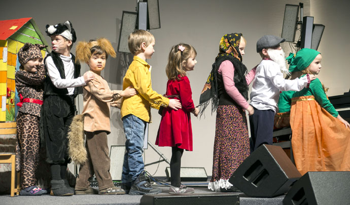 schauspielunterricht braunschweig - eine gruppe von kostuemierten kindern steht in einer reihe 253