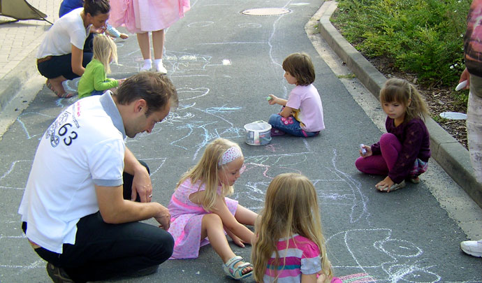 braunschweig - eine gruppe von kindern malt mit ihren eltern auf dem boden 251