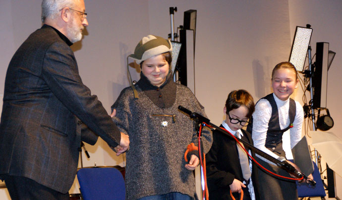 schauspielunterricht braunschweig - ein mann und drei kinder befinden sich auf der buehne 252