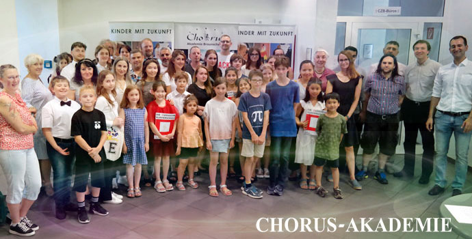 chorus-akademie - eine gruppe von menschen vor drei bahnern